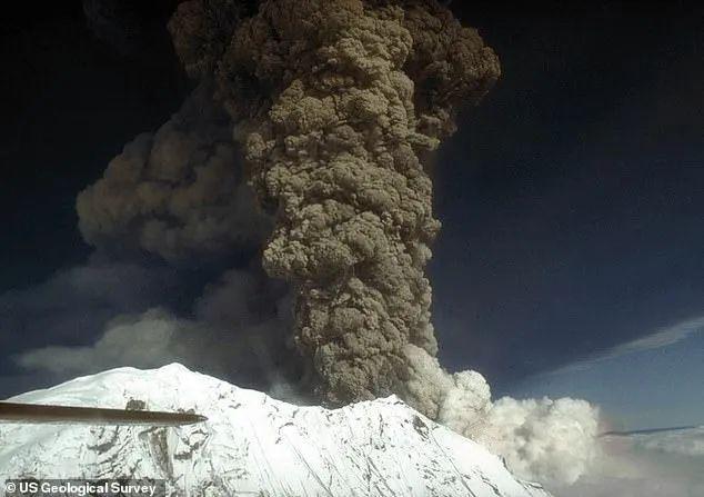 火山可能近期爆发当地居民抢购口罩九游会5000年未爆发！美国大型(图3)