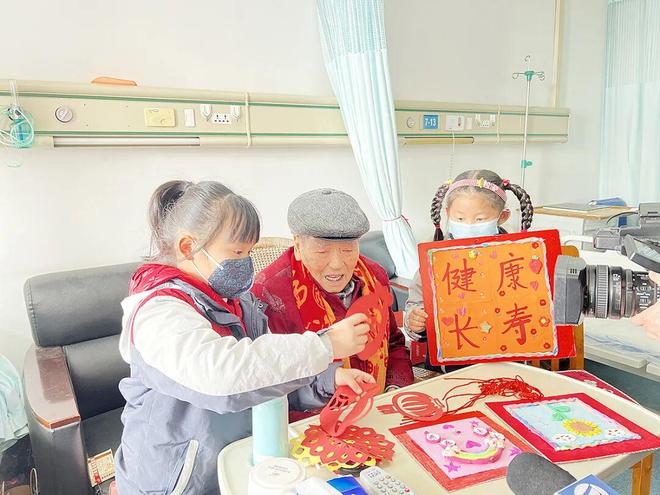 五老”用爱浇灌下一代成长之路九游会真人游戏第一品牌奉贤“(图2)